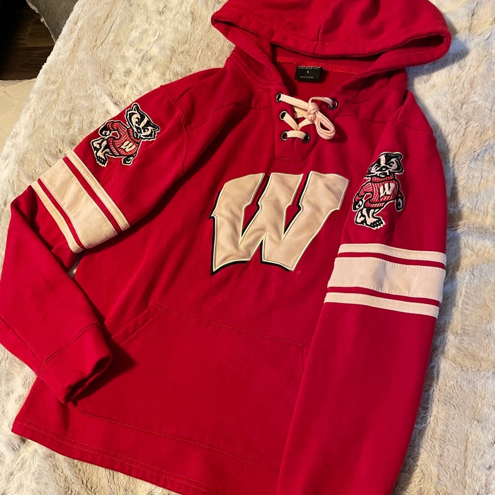 Wisconsin Badgers Colosseum Lace Up Pullover Hoodie
